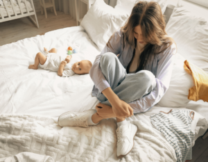 kobieta i dziecko na łóżku, baby blues