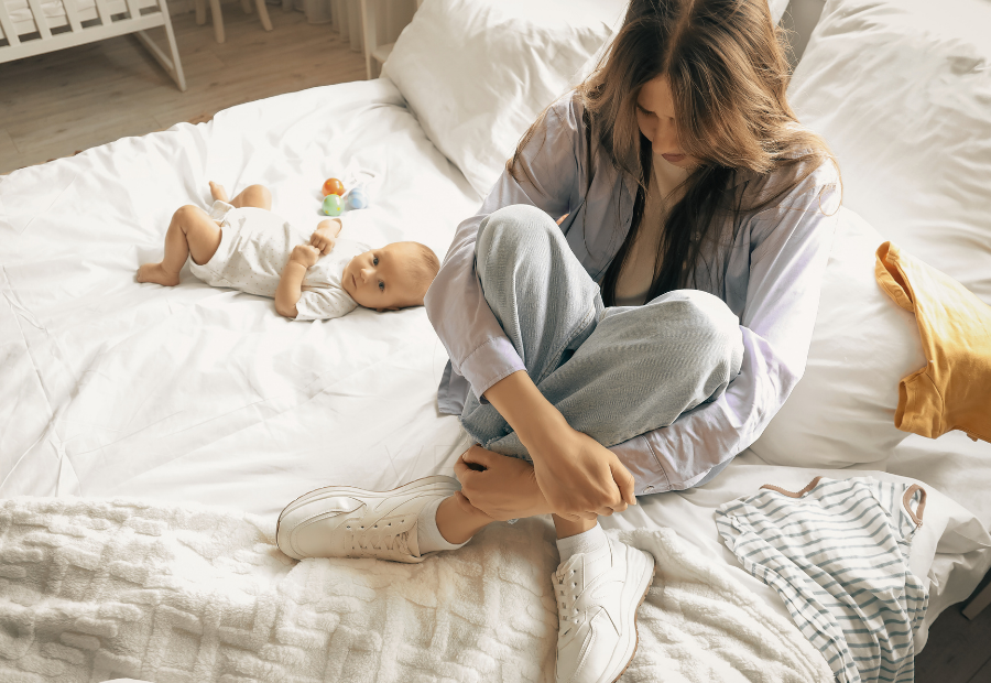 kobieta i dziecko na łóżku, baby blues
